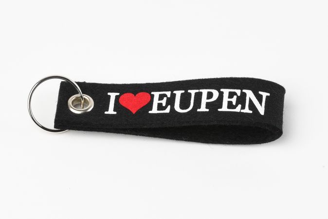 Vilten sleutelhanger met "I ♥ Eupen" print.